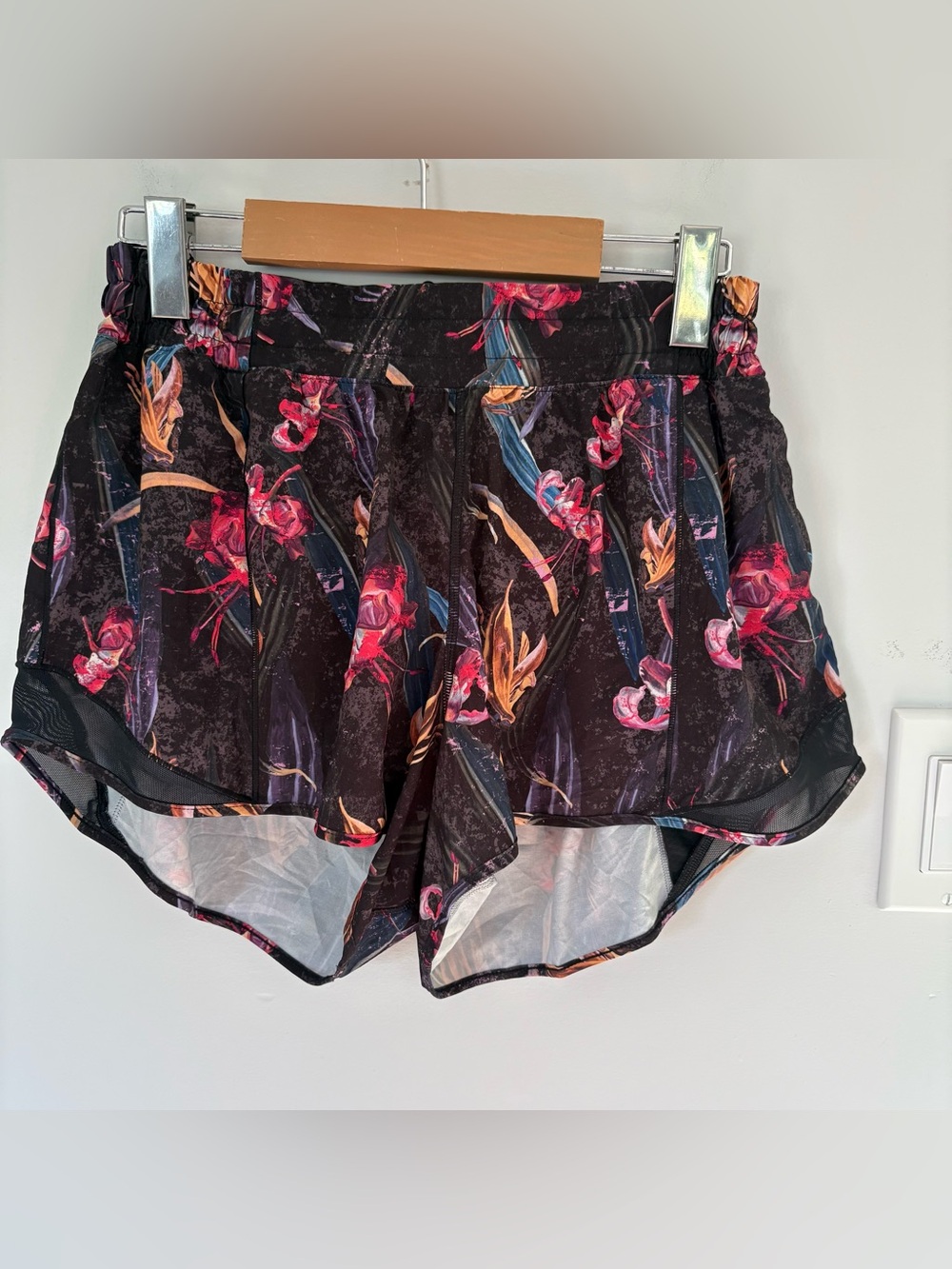 Lululemon Hotty Hot Lined Shorts Flowerscope Black Multi Floral Mesh Run Size 12